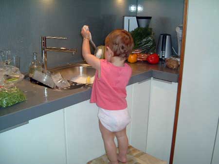 Berit does the dishes