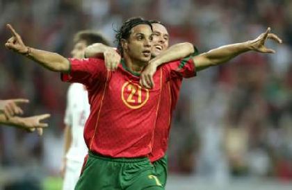 Nuno Gomes scores